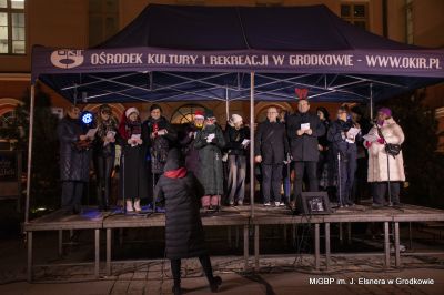 Świąteczna atmosfera pod ratuszem – wspólne kolędowanie